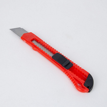 Нож универсальный ШВИКПРО 18мм Push-lock пластик, металл