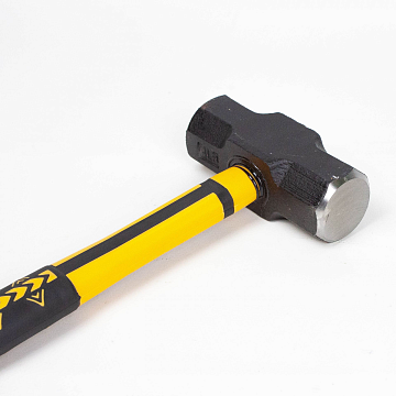 Кувалда c фиберглассовой ручкой Epica 4LB 2кг